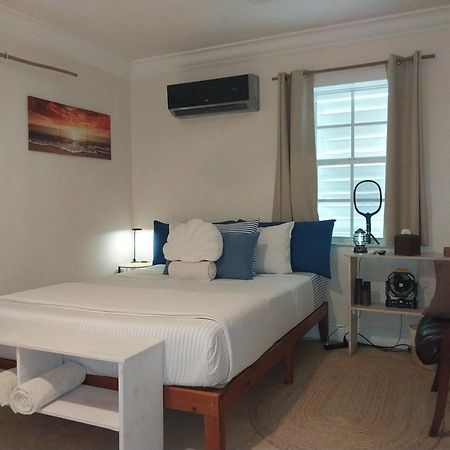Private Guest House 2 Bedrooms & 2 Baths Near Grace Bay Beach & Long Bay Beach. Exterior photo