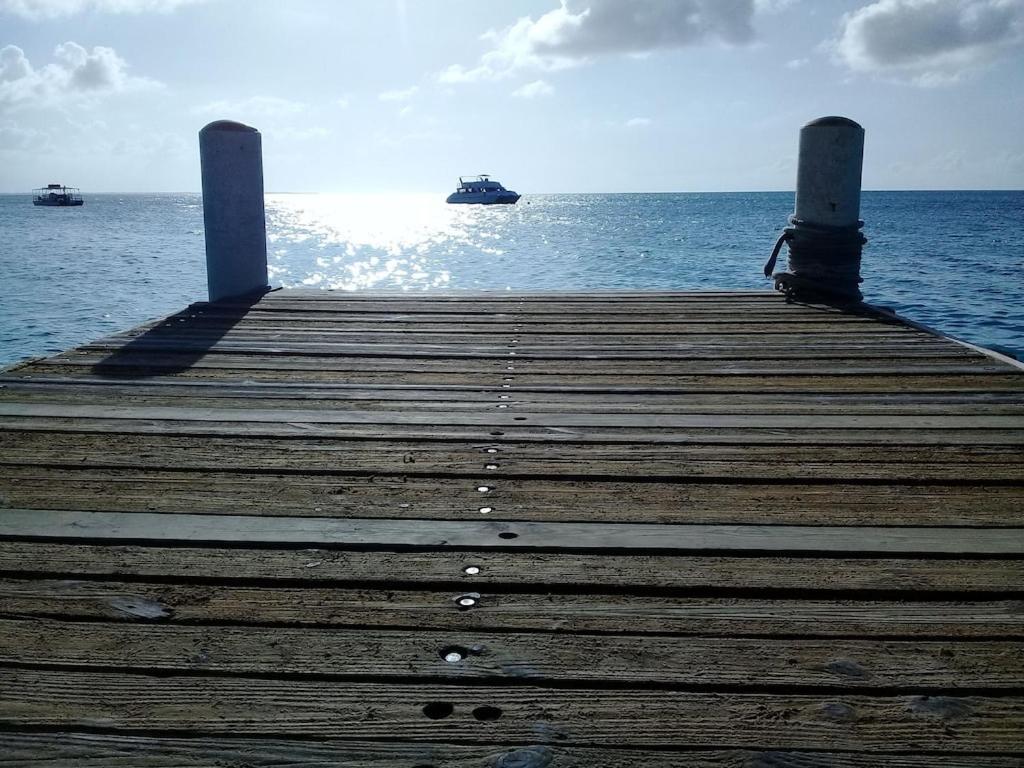 Private Guest House 2 Bedrooms & 2 Baths Near Grace Bay Beach & Long Bay Beach. Exterior photo