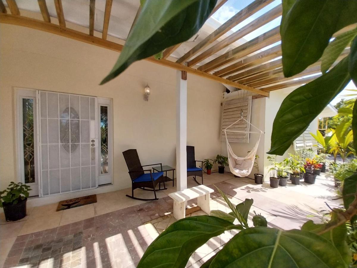 Private Guest House 2 Bedrooms & 2 Baths Near Grace Bay Beach & Long Bay Beach. Exterior photo