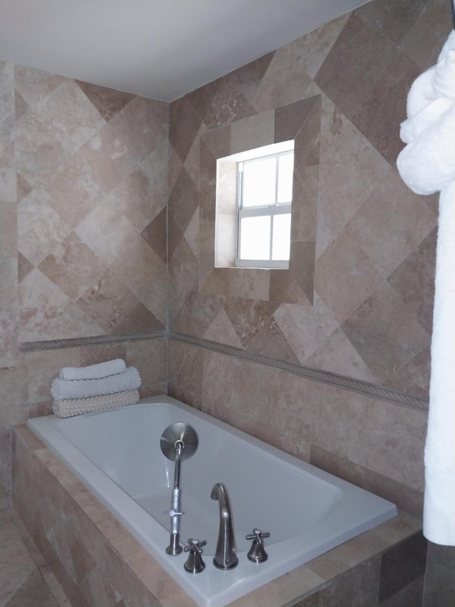 Private Guest House 2 Bedrooms & 2 Baths Near Grace Bay Beach & Long Bay Beach. Exterior photo
