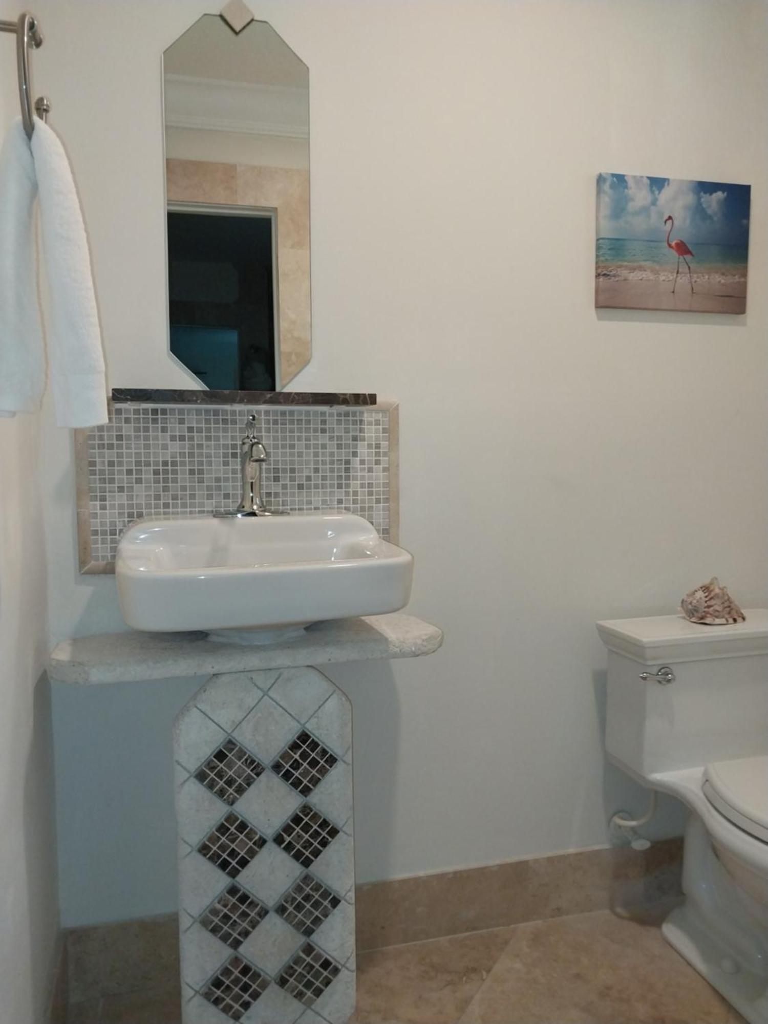 Private Guest House 2 Bedrooms & 2 Baths Near Grace Bay Beach & Long Bay Beach. Exterior photo