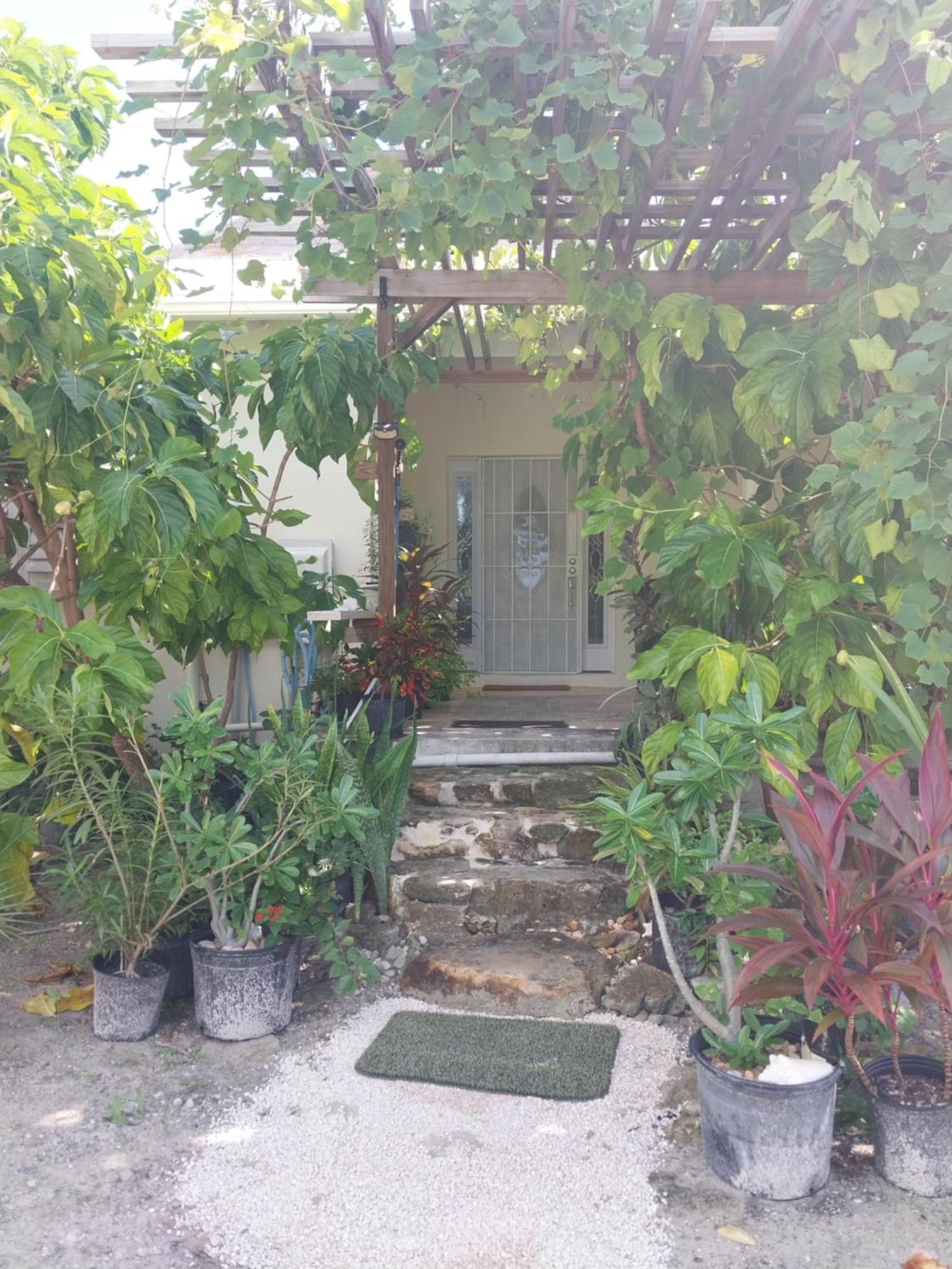 Private Guest House 2 Bedrooms & 2 Baths Near Grace Bay Beach & Long Bay Beach. Exterior photo