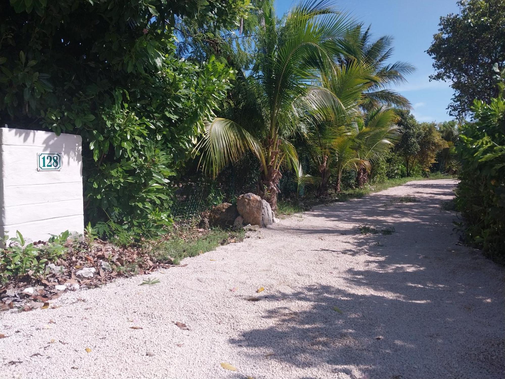 Private Guest House 2 Bedrooms & 2 Baths Near Grace Bay Beach & Long Bay Beach. Exterior photo