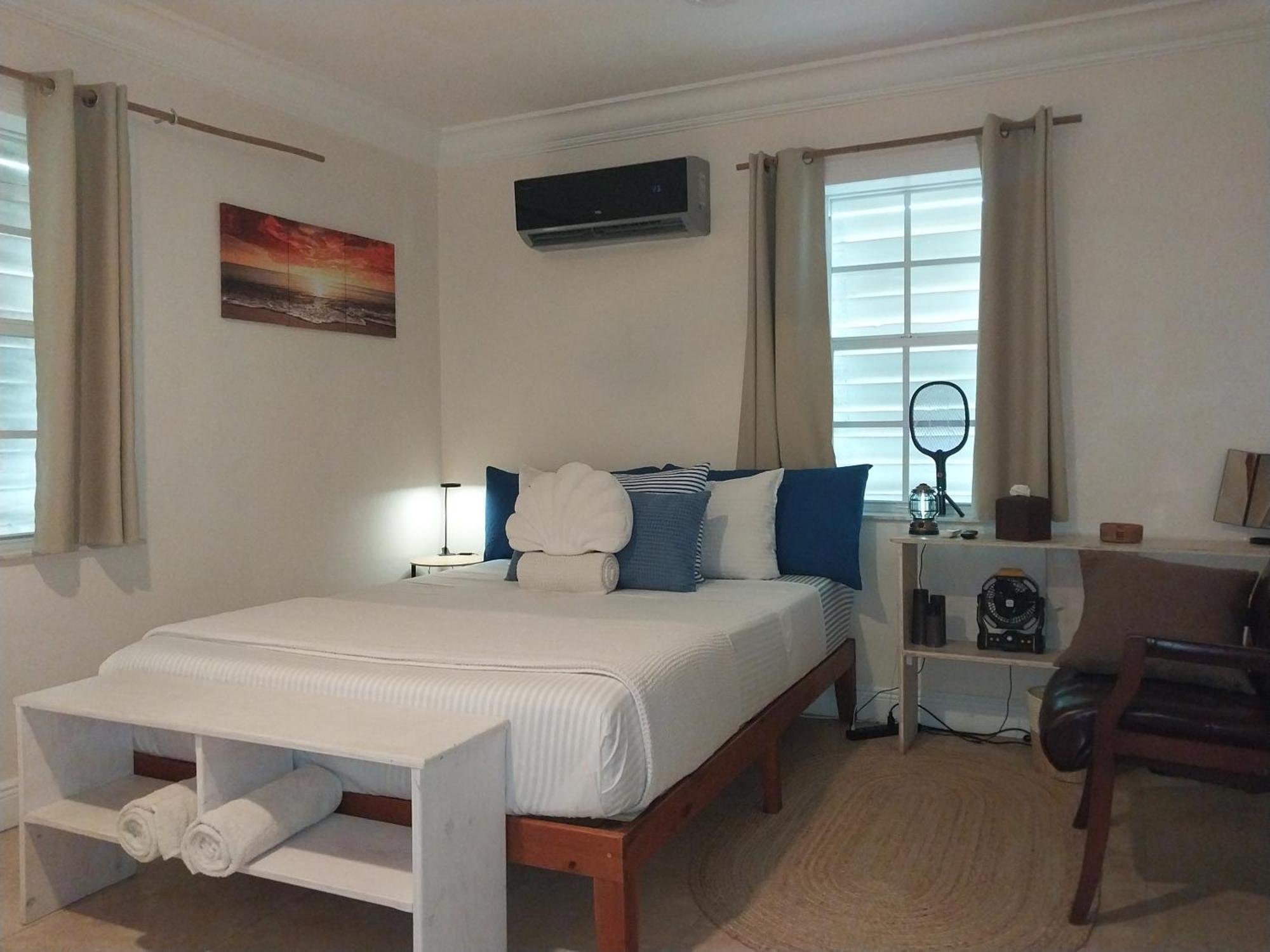 Private Guest House 2 Bedrooms & 2 Baths Near Grace Bay Beach & Long Bay Beach. Exterior photo