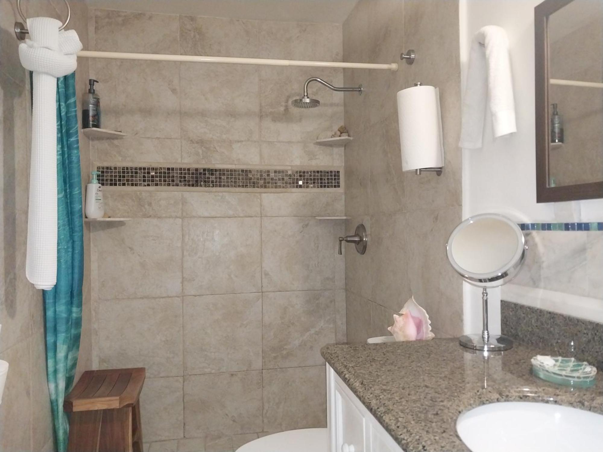 Private Guest House 2 Bedrooms & 2 Baths Near Grace Bay Beach & Long Bay Beach. Exterior photo