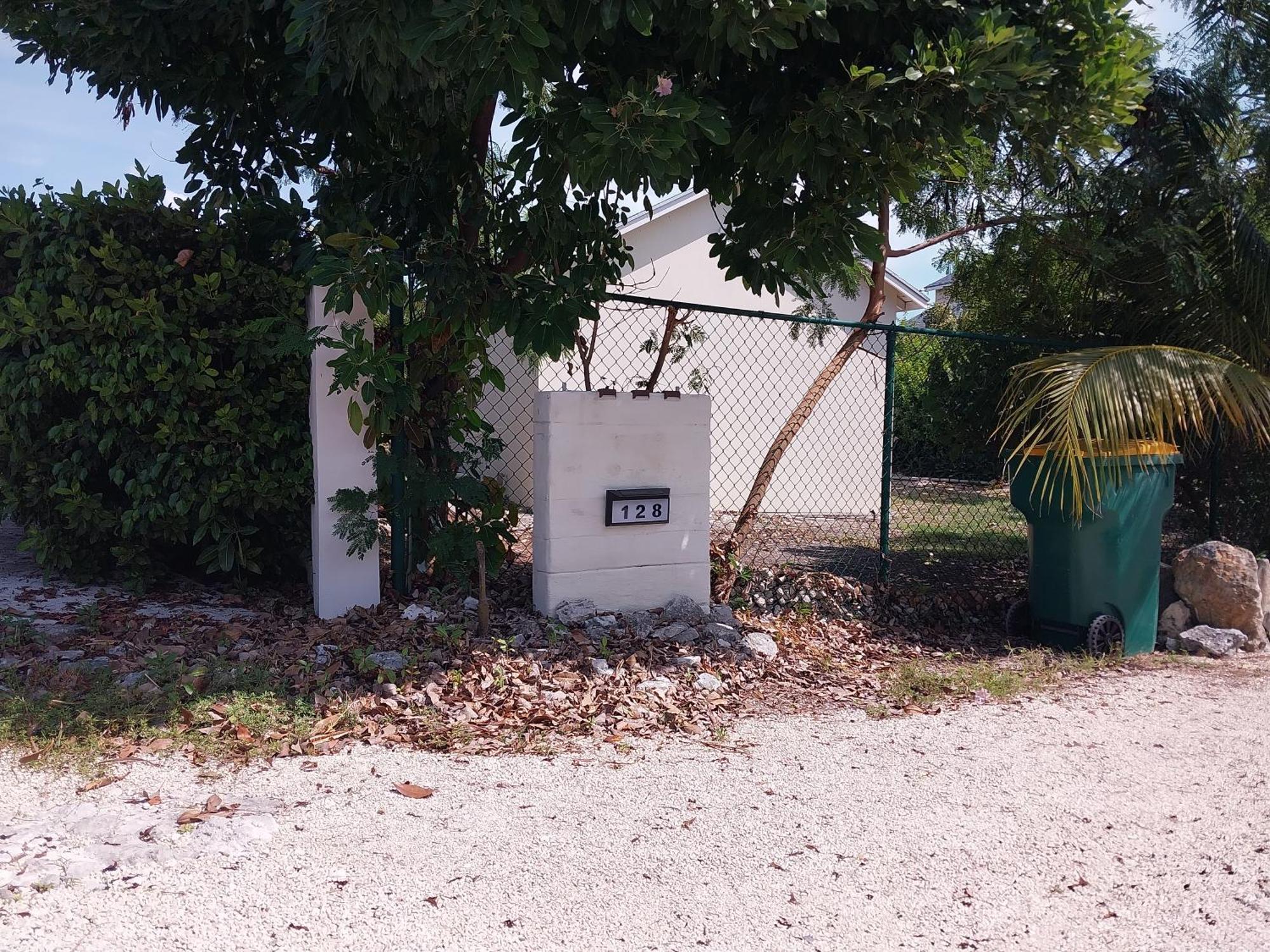 Private Guest House 2 Bedrooms & 2 Baths Near Grace Bay Beach & Long Bay Beach. Exterior photo